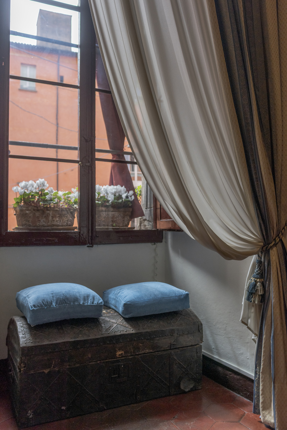 Dettaglio degli interni della Torre Prendiparte, dimora storica dove dormire a Bologna