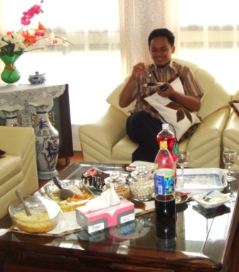 arfan2 Mr. President, pasrah di jepret sana-sini. Udah senyum manis, eh malah burem gitu, gimana sih...photografernya kudu blajar ma Ivan dulu biar jepretannya oke hihi...