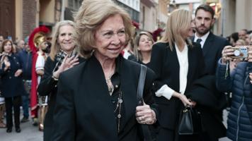 La reina Sofía, baño de masas en la Semana Santa de Murcia y custodiada por las infantas Elena y Cristina