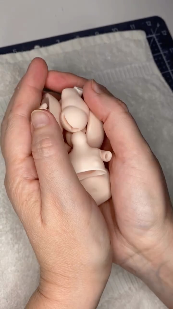 A new Puppy is being created right now! Today was face-up day and if everything goes according to plan, she will be ready for adoption on Friday.
Stay tuned and subscribe to our newsletter at lindamacariodolls.com 🔗 in bio #lindamacariodolls #bjddoll #artdoll #resinbjd