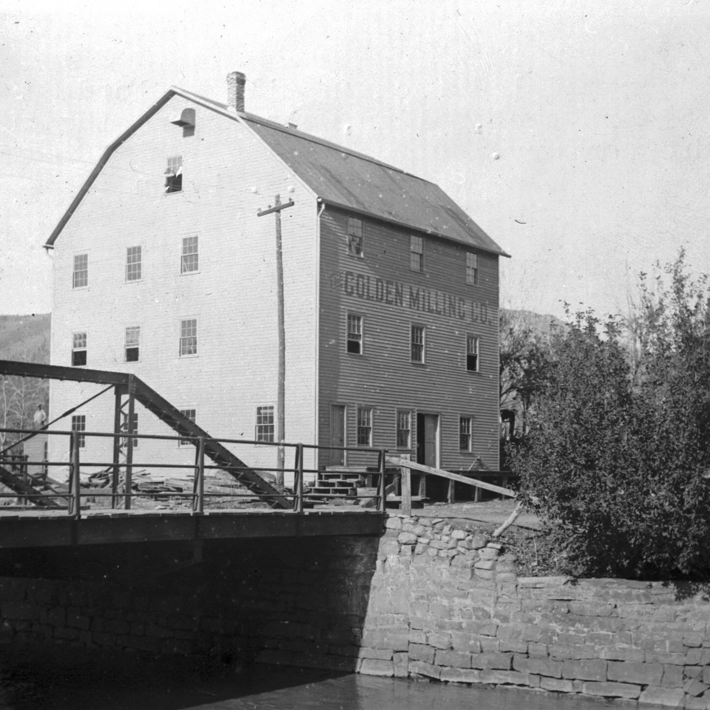 Established in 1864, Reimagined in 2021.
In 1865, David Barnes chose this spot on Clear Creek to build the largest flour mill in Jefferson County, feeding miners, farmers, and the growing town of Golden. That same spirit of gathering, nourishing, and community never left these walls.
This month we’re celebrating 5 years of bringing The Golden Mill back to life. Honoring its industrial roots while writing a brand new chapter as Golden’s favorite food hall and gathering place.
Here’s to many more years of gathering ❤️