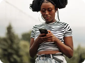 mulher sorridente sentada em local ao ar livre rindo com amigos