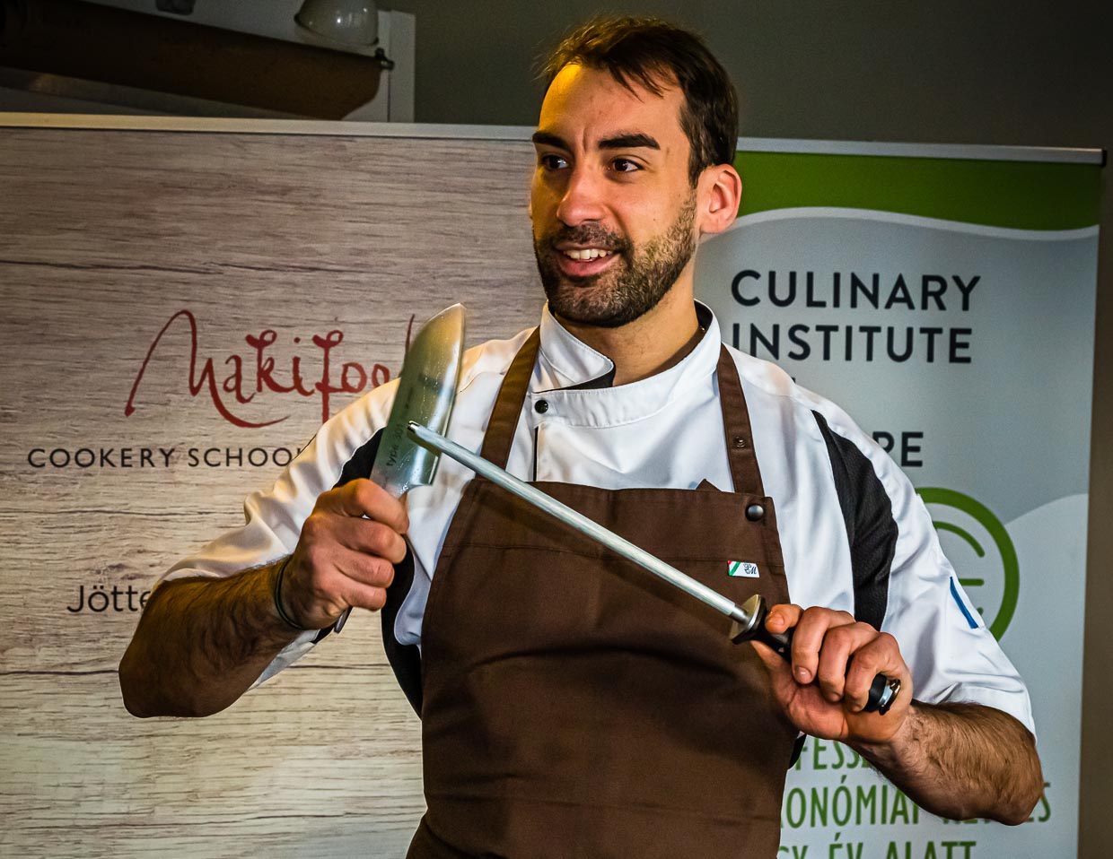 László Papdi macht das Kochmesser fit für die erste Schnittübung. Es wartet der Klassiker: die Zwiebel. Ob das Schneiden einen Zwiebel tränenreich oder tränenfrei verläuft, hängt ganz entscheidend von der Schnitttechnik und der Schärfe eines Messers ab / © Foto: Georg Berg