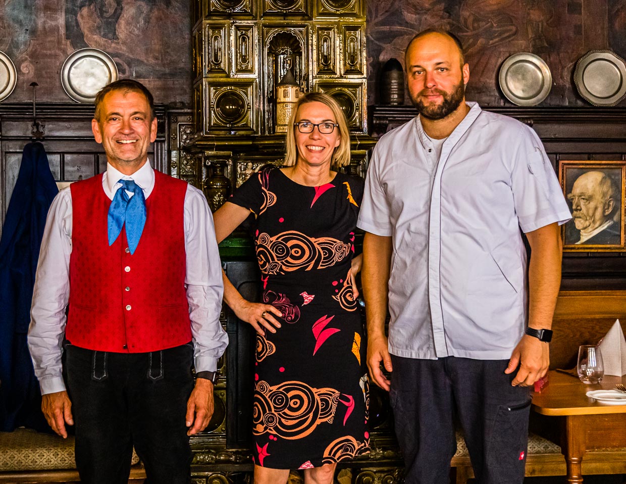 Seit 2010 führt Christian Hippler das Schuberts und hat es gemeinsam mit seiner Frau zu einem gelungenen Mix aus historischem Ambiente mit modernem Wirtshauskomfort gemacht. Wer genau hinschaut: Auch hier hat es der Reichskanzler und prominenter Kurgast Otto von Bismarck an die Wand geschafft / © Foto: Georg Berg