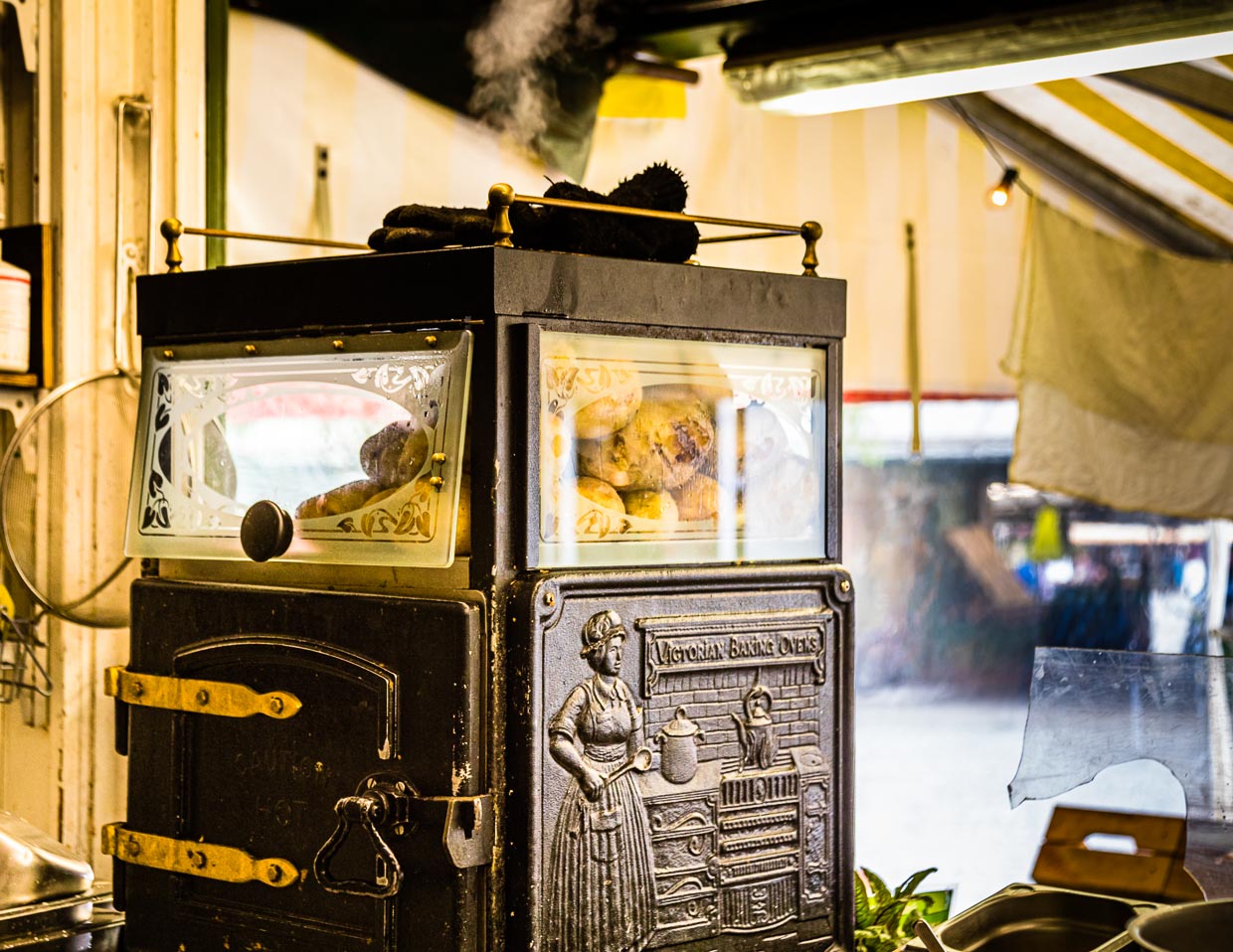 Im Kartoffelbackofen Queen Viktoria gart acht Monate im Jahr die Agria, eine vorwiegend festkochende Sorte. Bis zu 60 Kartoffeln haben Platz in diesem stilischen Potato-Baker. 30 werden warm gehalten, 30 weitere garen im unteren Teil des Ofens / © Foto: Georg Berg