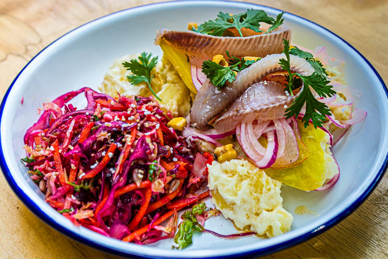 Ein Gericht von sechsen. Ceviche St. Heinrich, ein Kartoffelsalat mit Wasabi-Joghurt-Dressing, Fisch aus dem Starnberger See, marinierte Beeten, frittierter Mais, Zwiebeln und Tigermilch / © Foto: Georg Berg