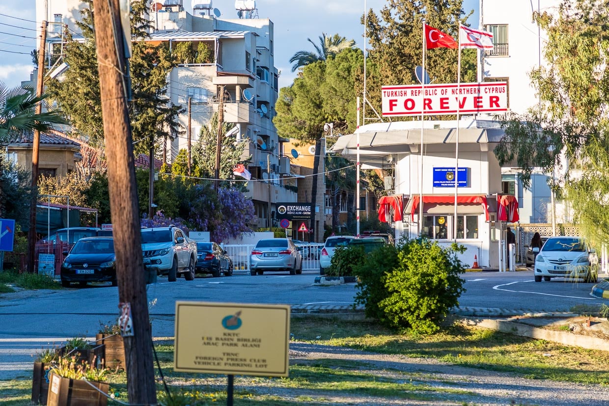 Grenzübergang Ledra Palace, Nikosia. Blick aus der Buffer Zone auf den türkisch-zypriotischen Kontrollposten mit den Flaggen der Türkischen Republik Nordzypern und der Türkei / © Foto: Georg Berg