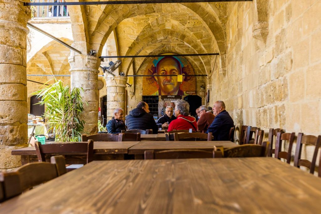 Innenhof Büyük Han, Great Inn, die größte Karawanserei auf Zypern. Errichtet im Auftrag des ersten Herrschers der Ottomanen auf Zypern, Muzaffer Pasha, 1572. In der unteren Etage mit umlaufender Arkaden gibt es 10 Geschäfte. Noch heute treffen sich hier die Einheimischen zum Kaffee / © Foto: Georg Berg