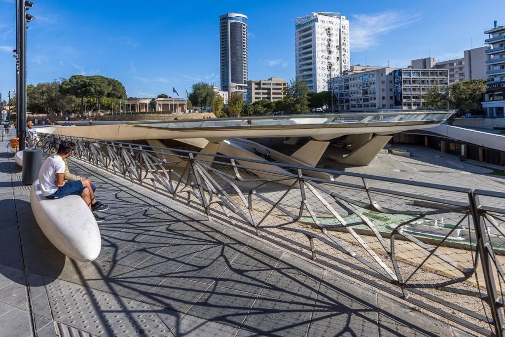 Platía Eleftherías am südlichen Rand der Altstadt nach Plänen von Zaha Hadid Architects (London) wurde 2021 nach 11-jähriger Umbauzeit fertiggestellt zeigt geometrische Elemente auf zwei Ebenen / © Foto: Georg Berg