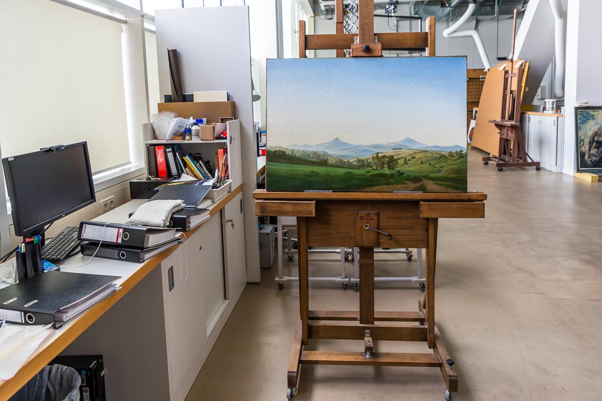 Werk von Caspar David Friedrich, "Böhmische Landschaft mit dem Milleschauer Berg" von 1808 zur kunsttechnologischen Untersuchung in der Restaurationswerkstatt des Albertinums in Dresden. Im Vorfeld der Sonderausstellung zum 250. Geburtstag des Malers werden alle Werke im Bestand des Albertinums begutachtet / © Foto: Georg Berg