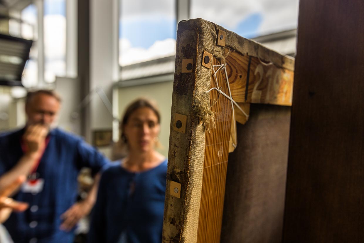 Im Restaurationsatelier Albertinum in Dresden. Detail des Rahmens und Rückwand der Originalleinwand "Böhmische Landschaft mit dem Milleschauer Berg" von 1808 von Caspar David Friedrich. Proben der Leinwandfasern werden für eine kunsttechnologische Untersuchung aus dem Spannrahmen genommen. Untersuchung anlässlich der Sonderausstellung zum 250. Geburtstag des Malers 2024 / © Foto: Georg Berg