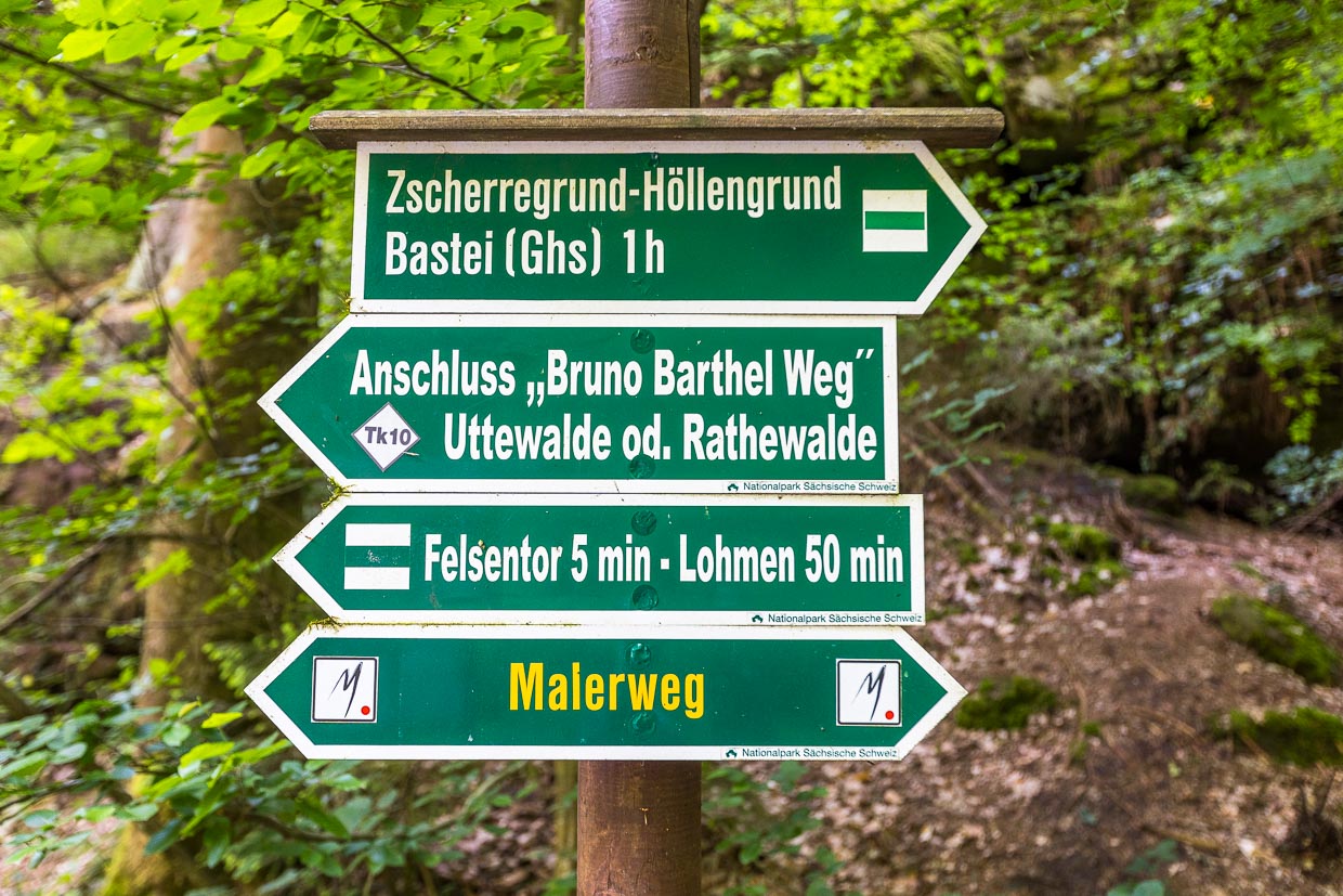 Hinweisschilder Wanderwege in der Sächsischen Schweiz. Der Malerweg führt entlang einiger inspirierender Orte der Künstler der Romantik, wie Caspar David Friedrich / © Foto: Georg Berg