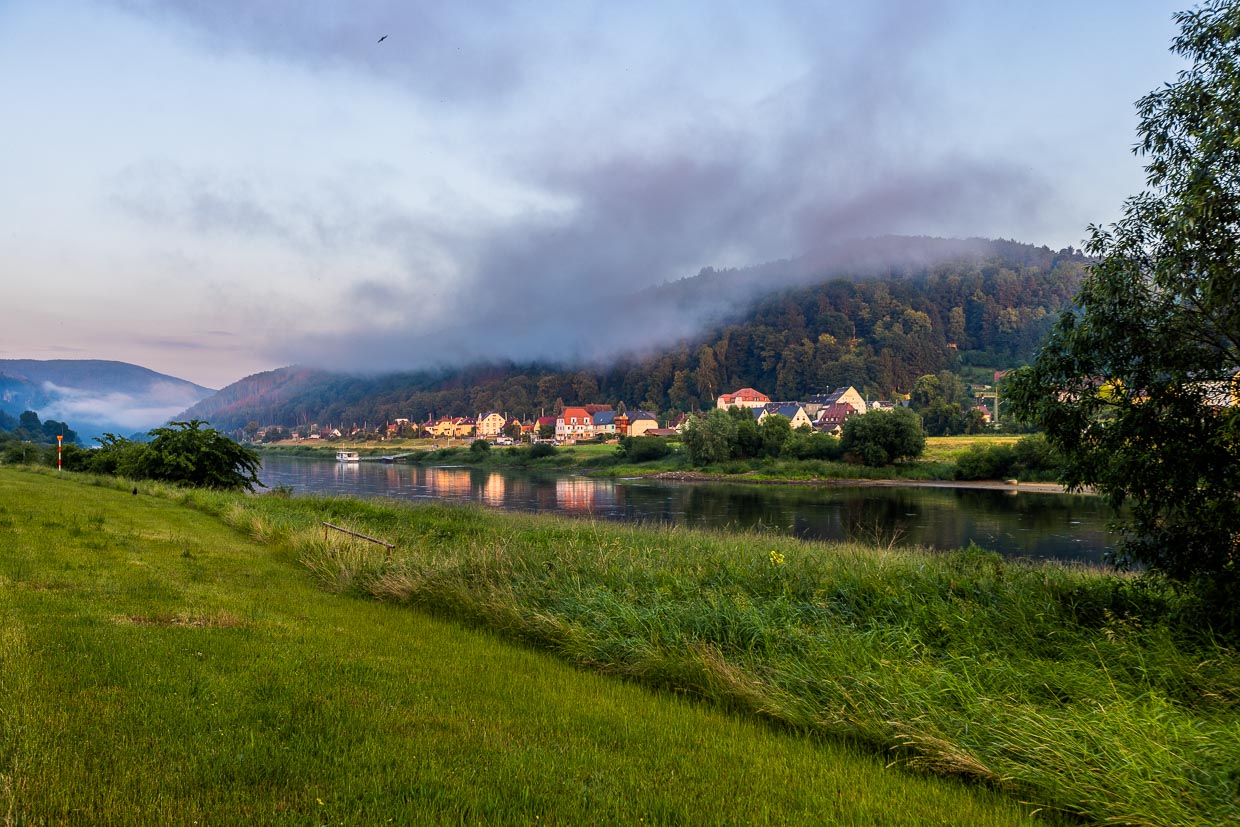 Nebel im Elbtal, Blick von Bad Schandau nach Krippen, Sächsische Schweiz. Ab Krippen startet der Caspar-David-Friedrich Wanderweg / © Foto: Georg Berg