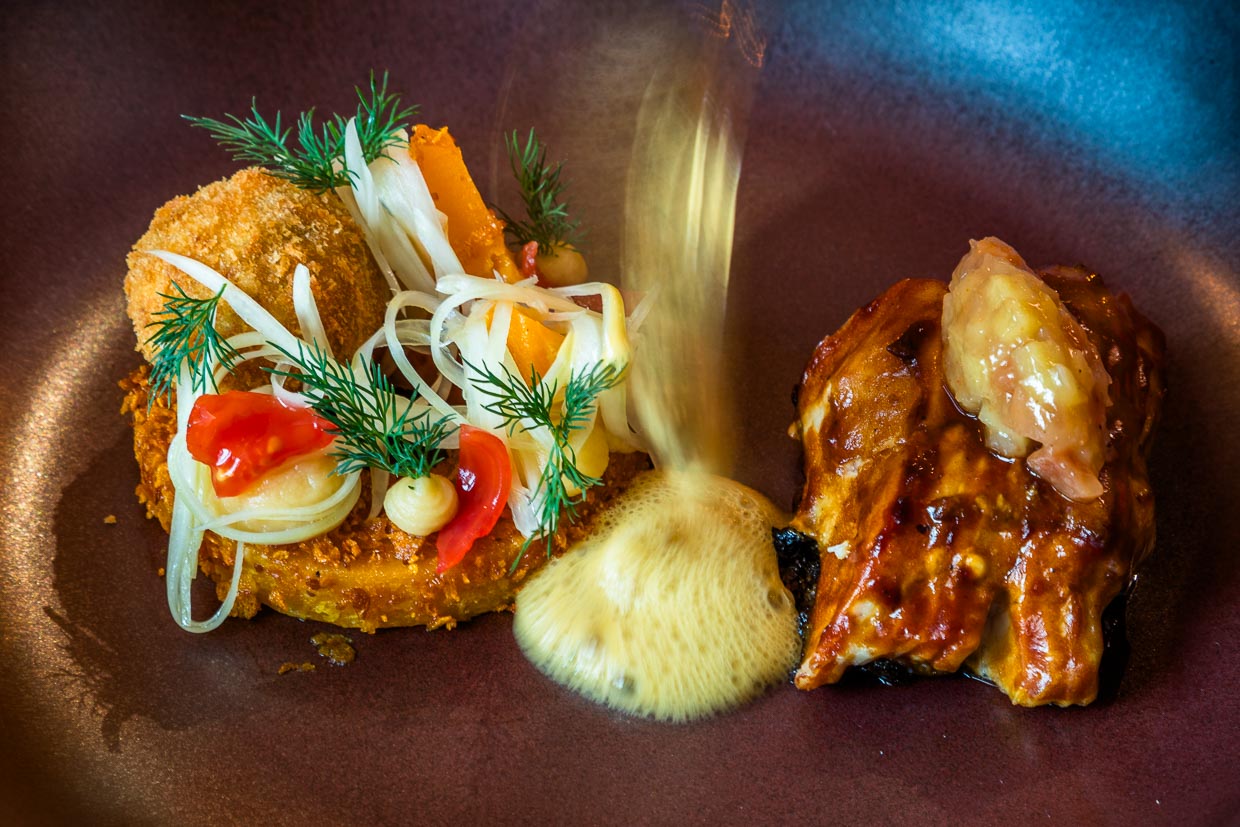 Filet vom Silberkarpfen nach einem Rezept von Koch Ingo Mark aus der Oberpfalz. Glasiert mit karamelisiertem Fischkopflack und Kürbisscheiben sous-vide mit Karpfenpraline und Kürbis-Sauce / © Foto: Georg Berg