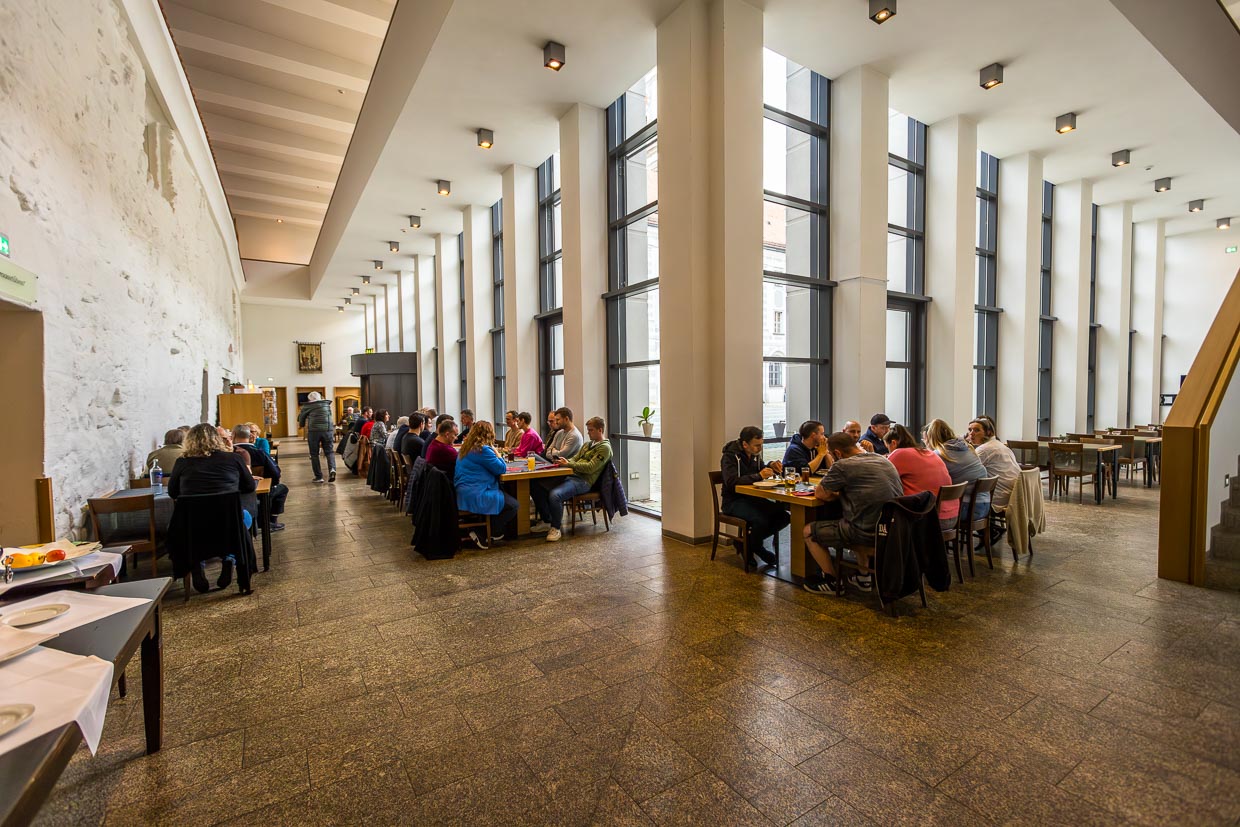 Gästehaus St. Joseph, Kloster Waldsassen. Das Restaurant befindet sich im Innenhof der Klosteranlage in einem modernen Anbau / © Foto: Georg Berg