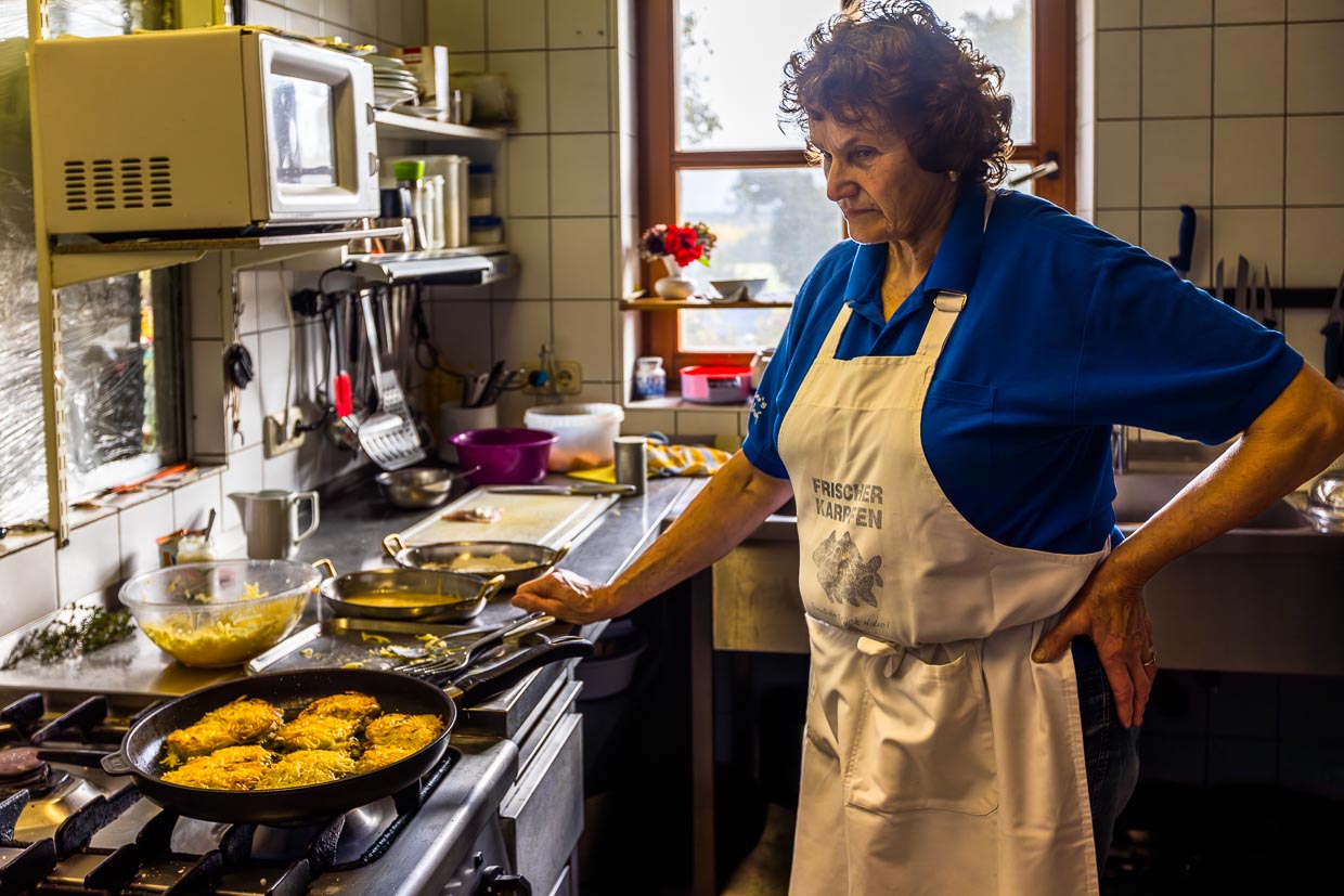 Elsa Bächer in der Küche des Fischhofs Bächer bei der Zubereitung von Karpfen im Kartoffelmantel / © Foto: Georg Berg
