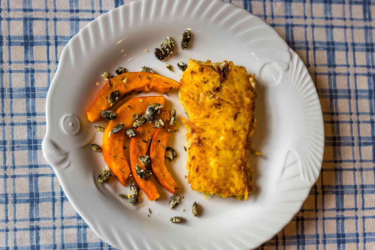 Karpfenfilet mit Meerrettich-Kartoffel Kruste und Kürbisspalten. Der Fischhof Bächer in Wiesau bietet während der Karpfensaison von Oktober bis April Karpfengerichte an / © Foto: Georg Berg