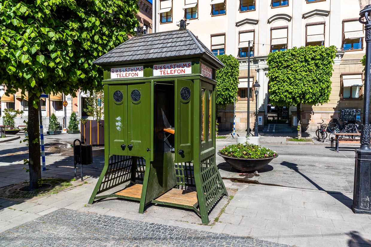 Cabinas telefónicas históricas de Ericsson. Lars Magnus Ericsson fue un inventor sueco que fundó la empresa Ericcson en 1876. Pensaba que la invención del teléfono era un juguete para ricos. Pero gracias al invento de Ericcson, hubo un tiempo en que Estocolmo tenía más cabinas telefónicas que Nueva York, Londres y París / © Foto: Georg Berg
