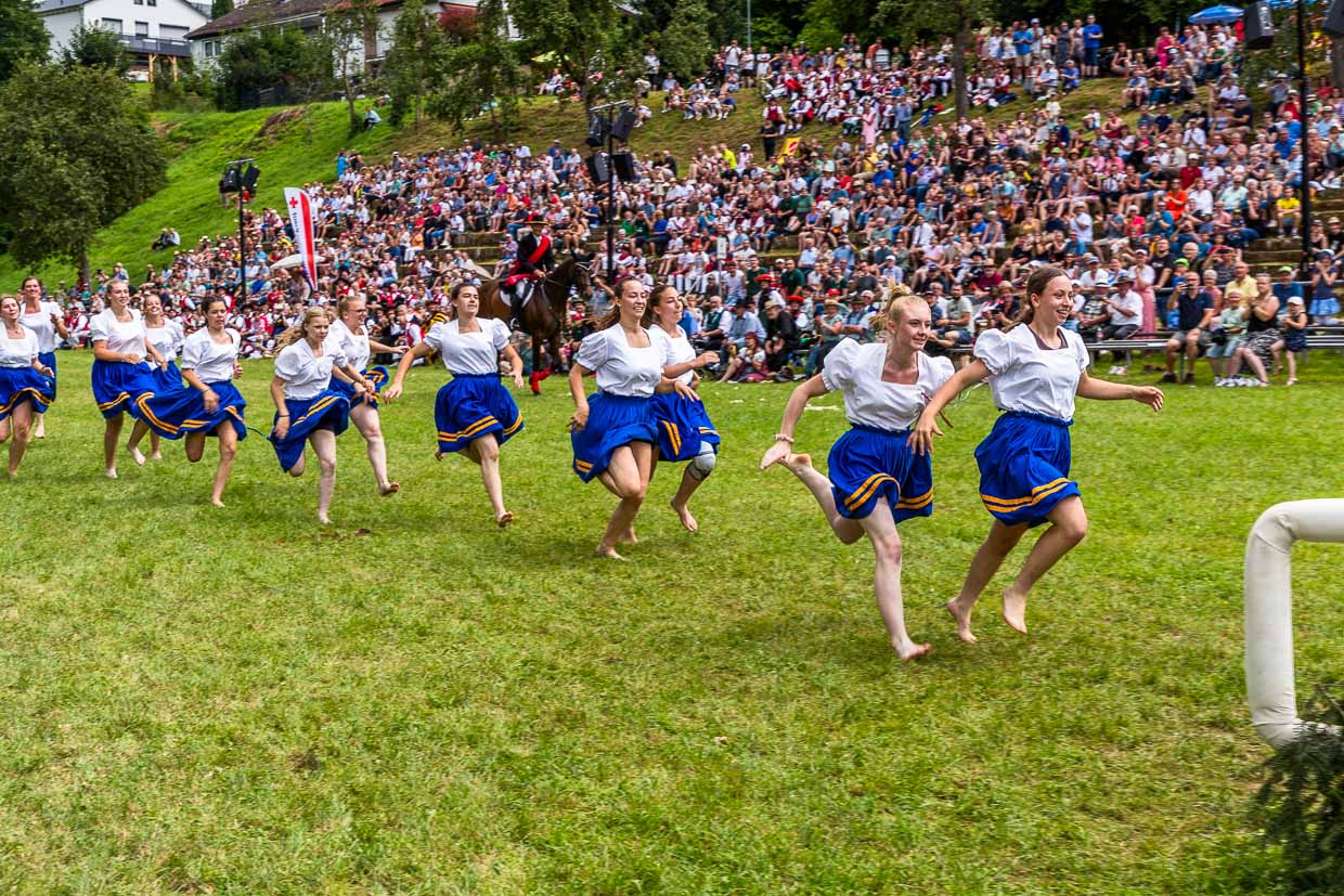 13 Schäferinnen beim Zieleinlauf des Schäferlaufs 2024 in Wildberg. Längst sind die Teilnehmerinnen keine Schäfermädchen mehr, sondern gelernte Schäferinnen, Tierwirtinen oder in der Ausbildung zur Tierärztin / © Foto: Georg Berg
