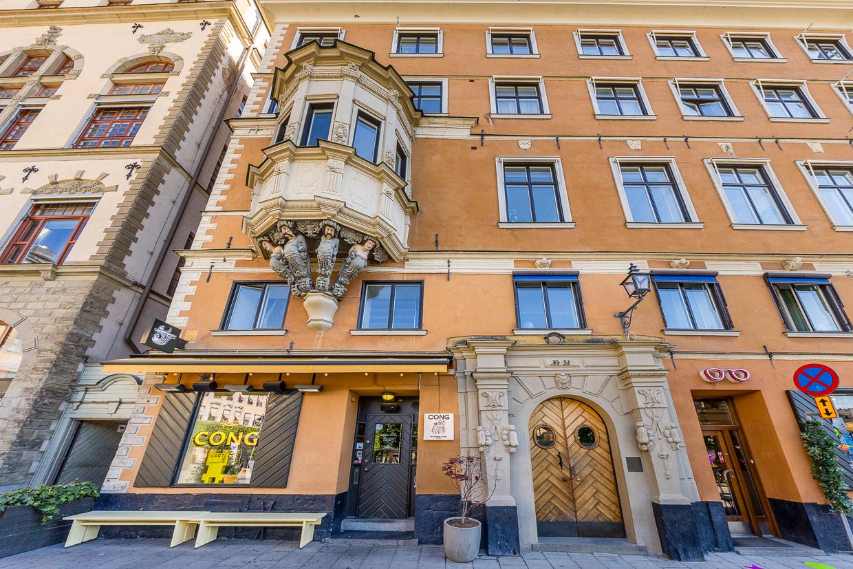 Vista desde Kornhamstorget, la plaza del grano en el centro histórico de la ciudad, hacia el restaurante Cong bajo un ercker sostenido por figuras / © Foto: Georg Berg