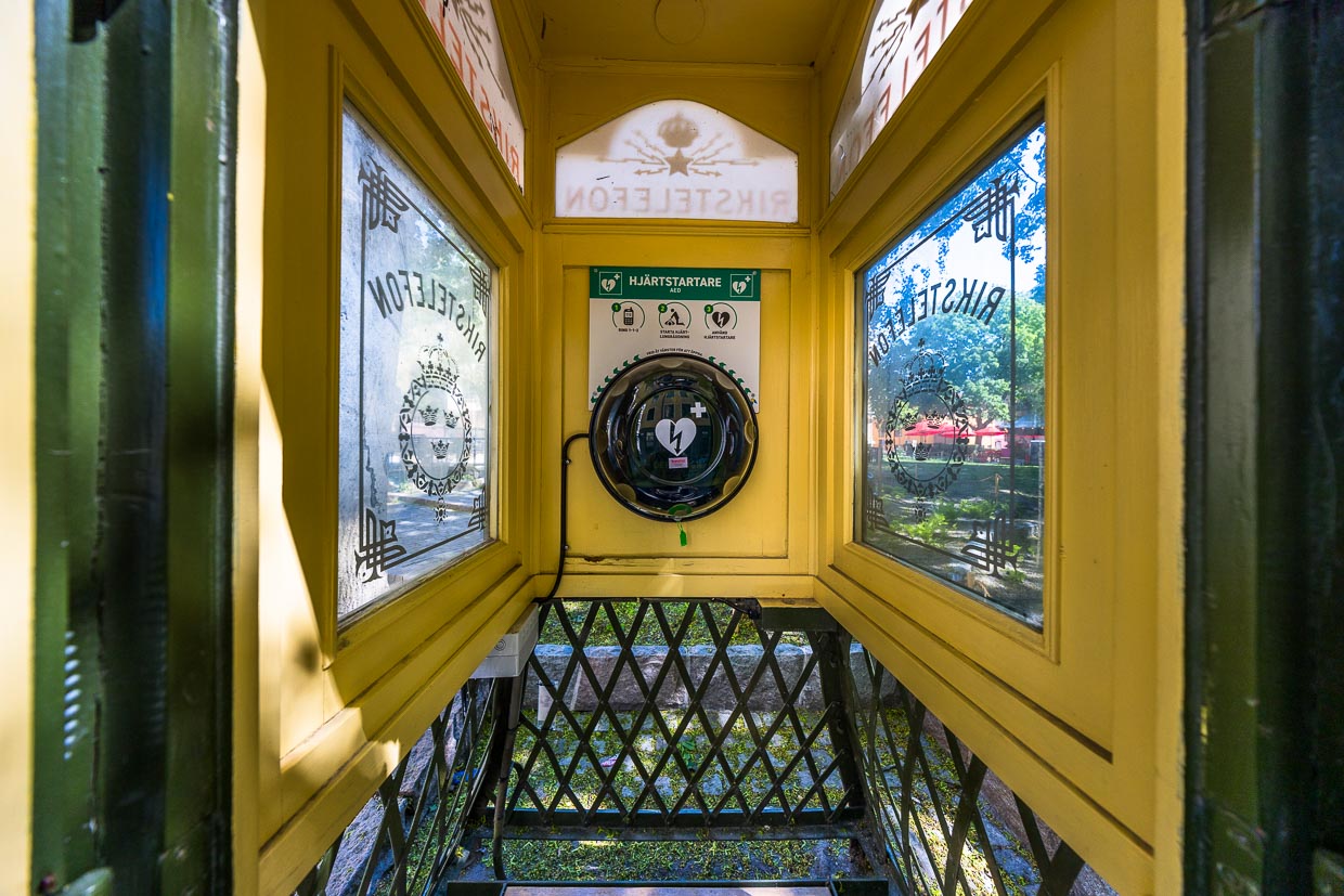 Nuevo interior para una vieja cabina telefónica Ericsson. En lugar de un teléfono por cable, en la histórica cabina telefónica cuelga un desfibrilador para primeros auxilios / © Foto: Georg Berg