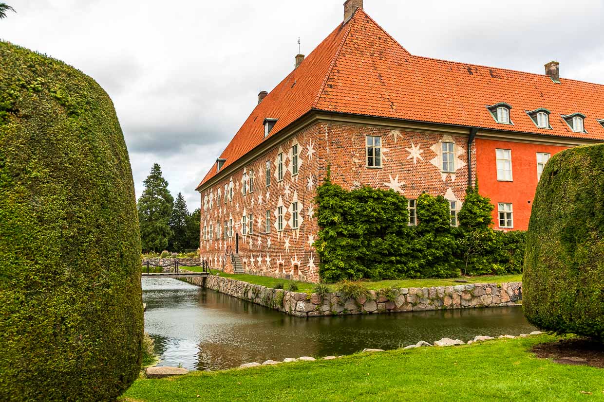 El castillo de Krapperup data del siglo XVI y fue construido sobre los restos de un castillo medieval. Llaman la atención las estrellas de siete puntas de las fachadas, escudo de armas de la familia Gyllenstierna / © Foto: Georg Berg