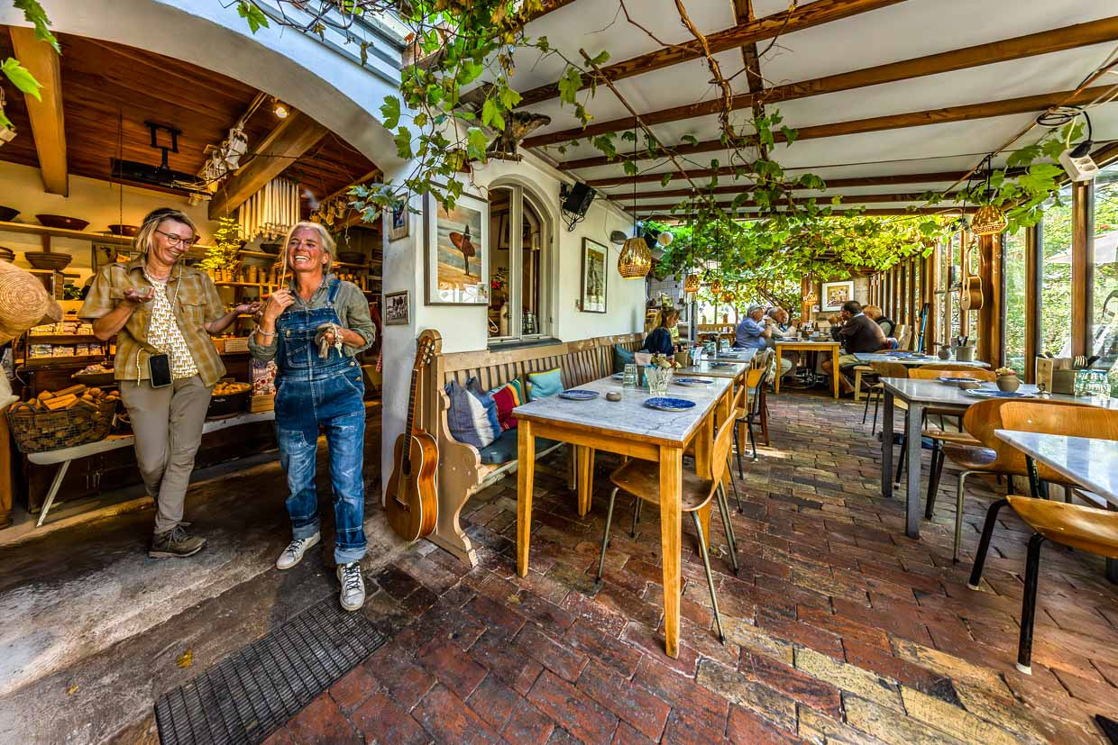 Angela Berg conversa con Lisa Wohlfahrt en Krukmakeri, taller de cerámica y restaurante de Mölle / © Foto: Georg Berg