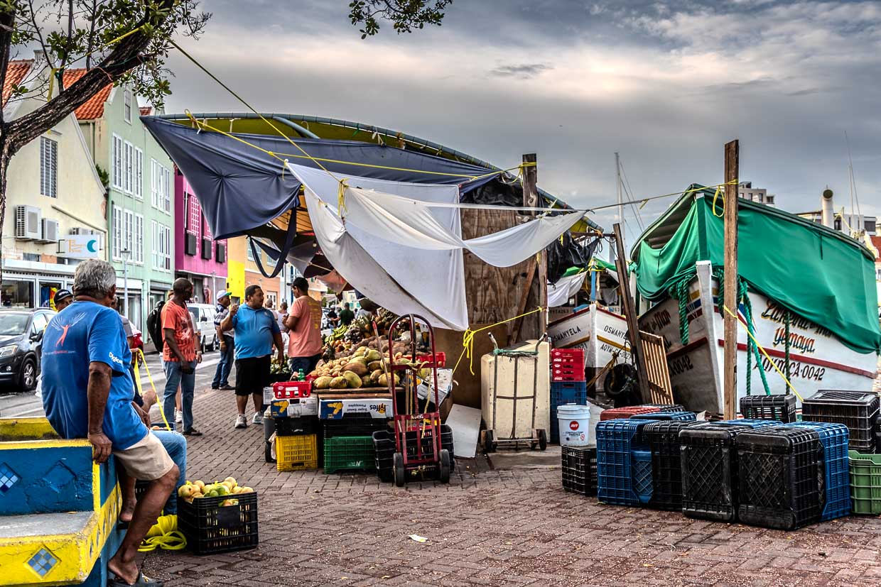 Nur so breit wie ein Bürgersteig ist der "Schwimmende Markt" an der Sha Caprileskade in Willemstad / © Foto: Georg Berg