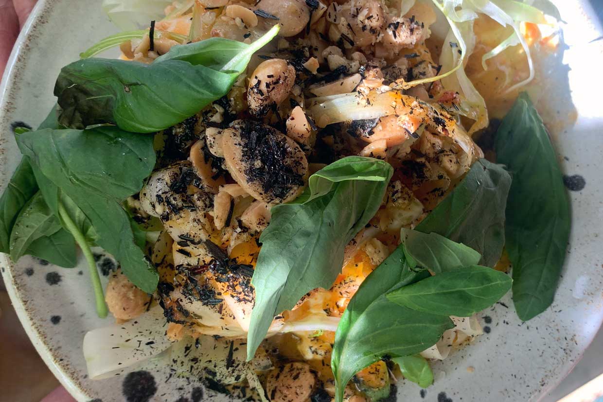 Platos creativos en el restaurante Krukmakeri de Mölle. Aquí Knölen, una ensalada con burrata y melocotón asado a la lavanda, vinagre de tomate, hinojo y almendras / © Foto: Angela Berg