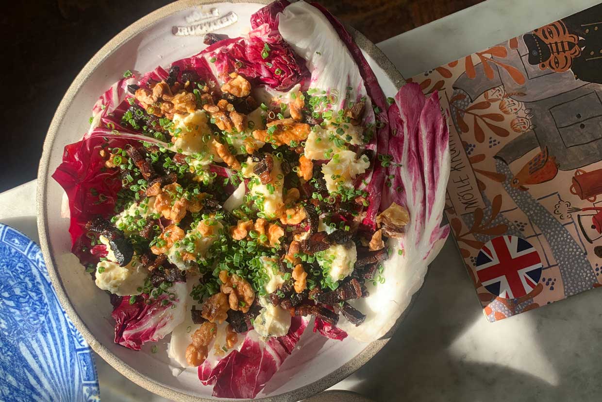 Platos creativos en el restaurante Krukmakeri de Mölle. Aquí Den Rosa, una ensalada con gorgonzala, jamón ahumado crujiente, nueces saladas y vinagre balsámico blanco / © Photo: Angela Berg