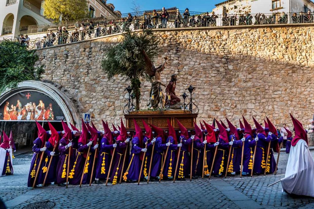 El Paso Oración en el Huerto de San Antón de la Venerable Hermandad de Nuestro Padre Jesús Orando en el Huerto (San Antón) muestra a Jesús orando en el Huerto de Getsemaní, acompañado por un ángel, y simboliza el inicio de la Pasión de Cristo en la procesión del Jueves Santo en Cuenca / © Foto: Georg Berg