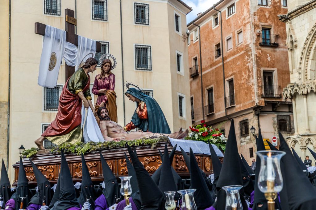 Procesión del Viernes Santo En el Calvario de Cuenca. Paso Cristo Descendido (Vicente Martín) portado por la Muy Ilustre y Venerable Hermandad del Santísimo Cristo de la Salud. Cristo es representado tras el Descendimiento de la Cruz / © Foto: Georg Berg