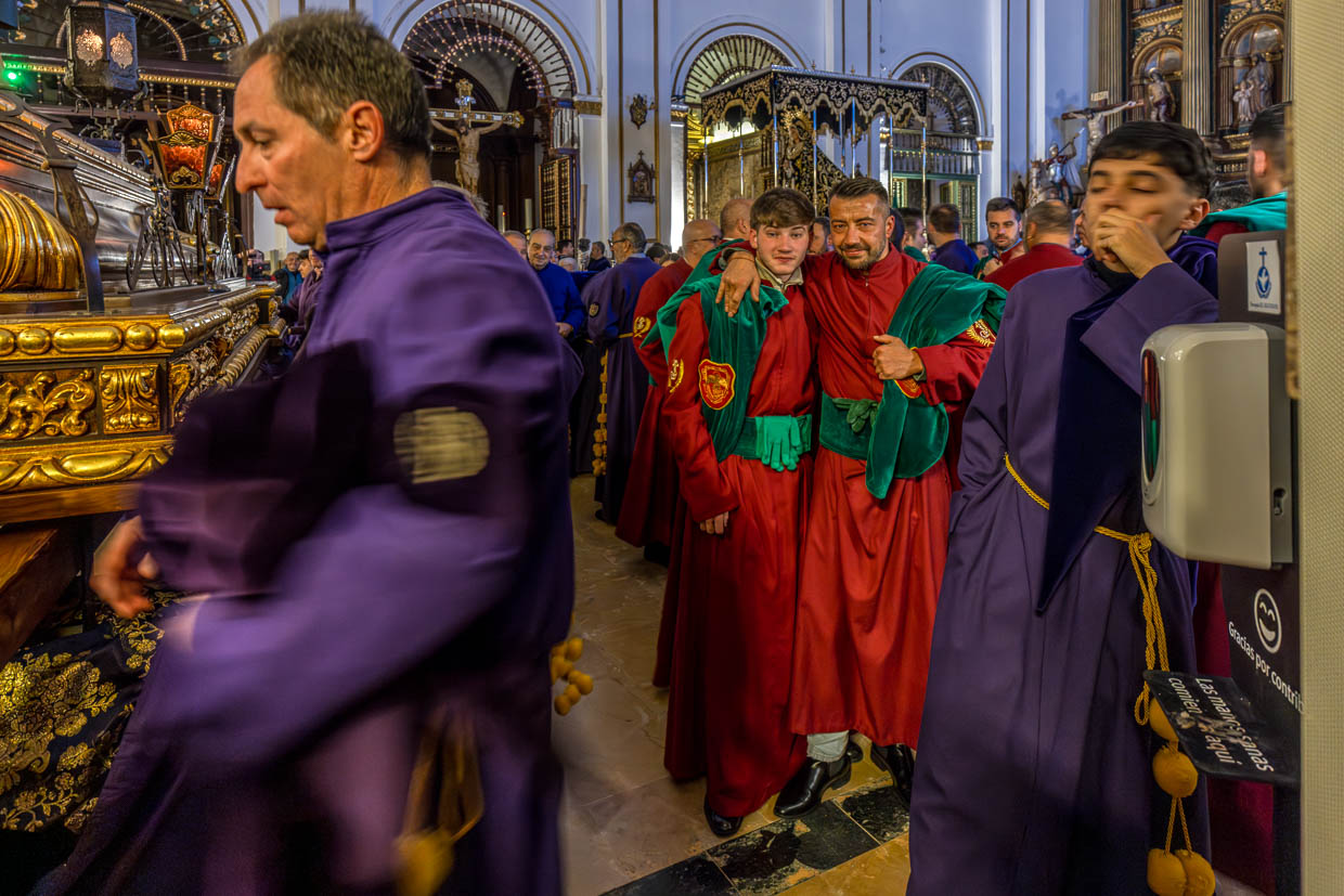 En la iglesia parroquial de El Salvador, los miembros de las distintas cofradías se preparan para la larga procesión, que comienza a las 5.30 horas con una especie de guantelete / © Photo: Georg Berg