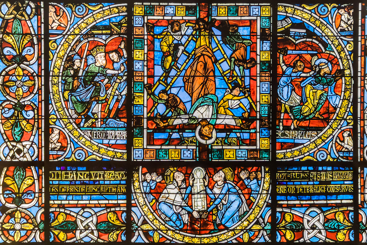 Detail of the famous stained glass window in the apse of Saint-Pierre Cathedral. The window was donated by Eleanor of Aquitaine and Henry II Plantagenêt, then Queen and King of England and Dukes of Normandy and Aquitaine. In the lower part of the window is one of the rare pictorial representations of Eleanor of Aquitaine in public space / © Photo: Georg Berg
