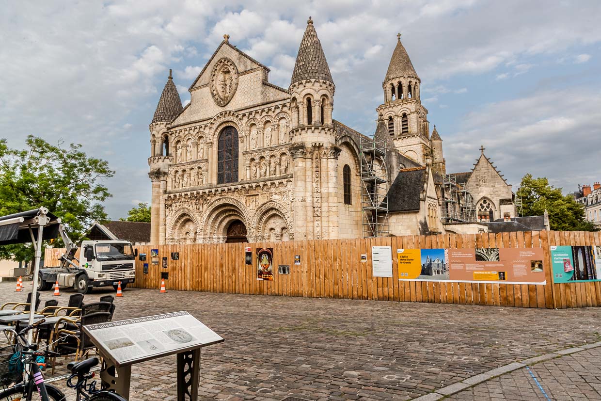 The Notre-Dame-la-Grande church in Poitiers is a masterpiece of Romanesque architecture. Its history dates back to the 10th century. Between around 1115 and 1130, the church was extended to the west; its magnificent, now famous west façade dates from this period. In 2025, it is surrounded by a construction fence due to extensive renovations / © Photo: Georg Berg