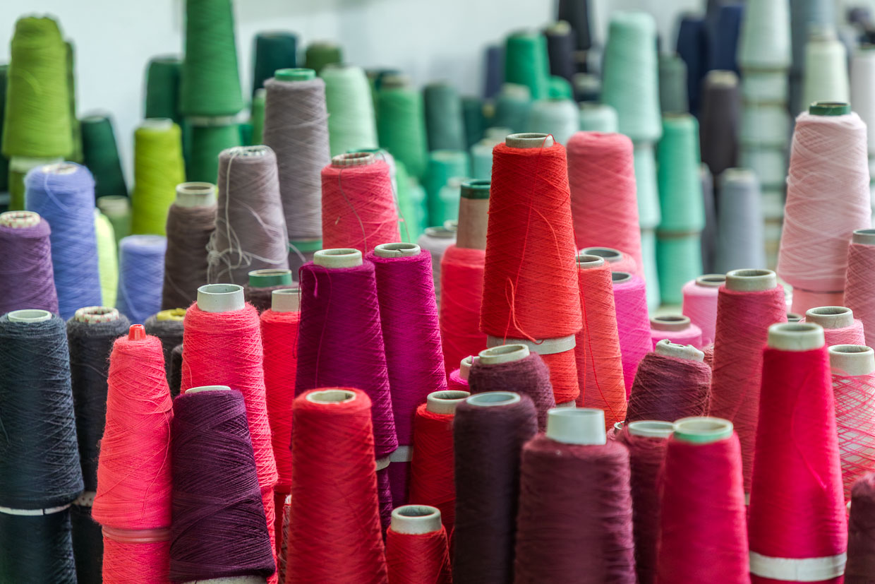 Detailaufnahme mit Garnen aus handgesponnener, auf natürliche Weise gefärbter Schurwolle für den Wandteppich "Hommage à George Sand" von Françoise Petrovitch im Atelier Robert Four. Für Aubusson typisch ist die Möglichkeit, sehr feine Farbnuancen und Abstufungen zu weben – in der Regel werden pro Werk bis zu 220 verschiedene Farbtöne verwendet / © Foto: Georg Berg