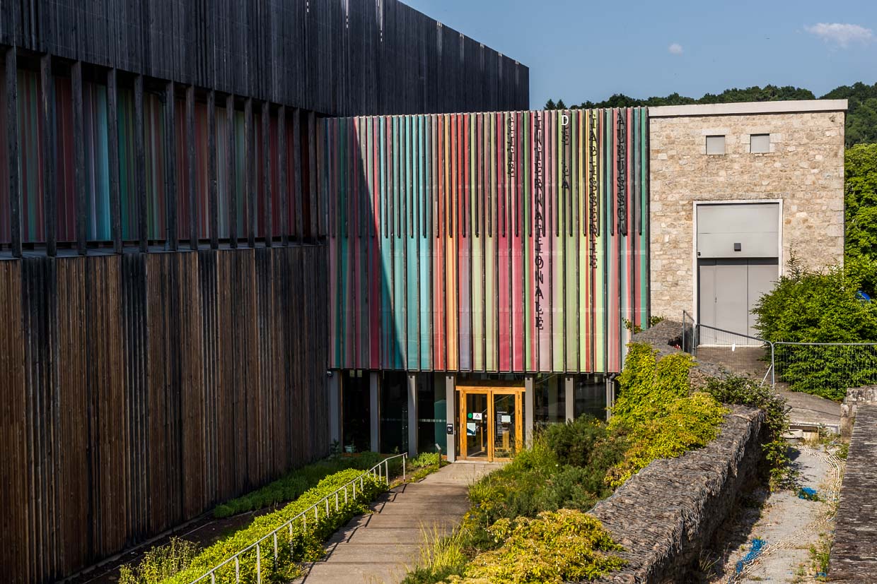 Das markante Gebäude mit der bunten Fassade der Cité internationale de la tapisserie in Aubusson. Die Institution ist ein Modellprojekt, das traditionelles Know-how einer UNESCO-geadelten Kulturtechnik bewahrt, durch gezielte Innovation in die Zukunft führt und sich in einem internationalen Netzwerk positioniert / © Foto: Georg Berg