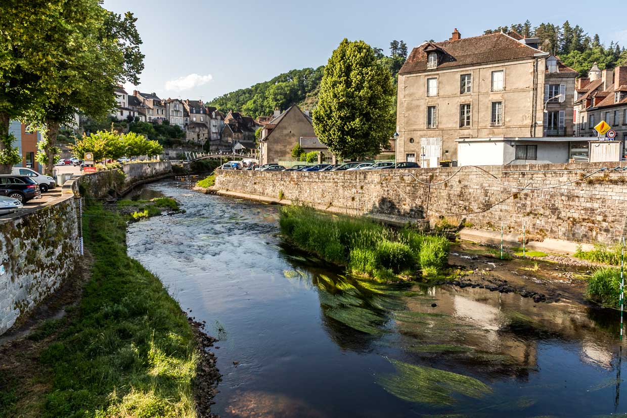 Die Geschichte der Tapisserie in Aubusson reicht zurück bis ins 15. Jahrhundert. Der Fluss Creuse diente als Transportweg für die Teppichwaren und das besondere Wasser der Creuse half bei der natürlichen Fixierung der Farbpigmente, die in der Färbung der Wollgarne verwendet wurden / © Foto: Georg Berg
