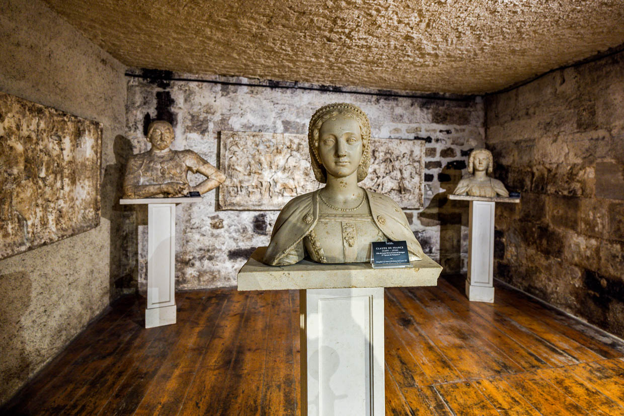 Büsten von Francois 1er und seiner ersten Ehefrau Claude de France sowie seiner Mutter Louise von Savoyen im Schloss Cognac / © Foto: Georg Berg