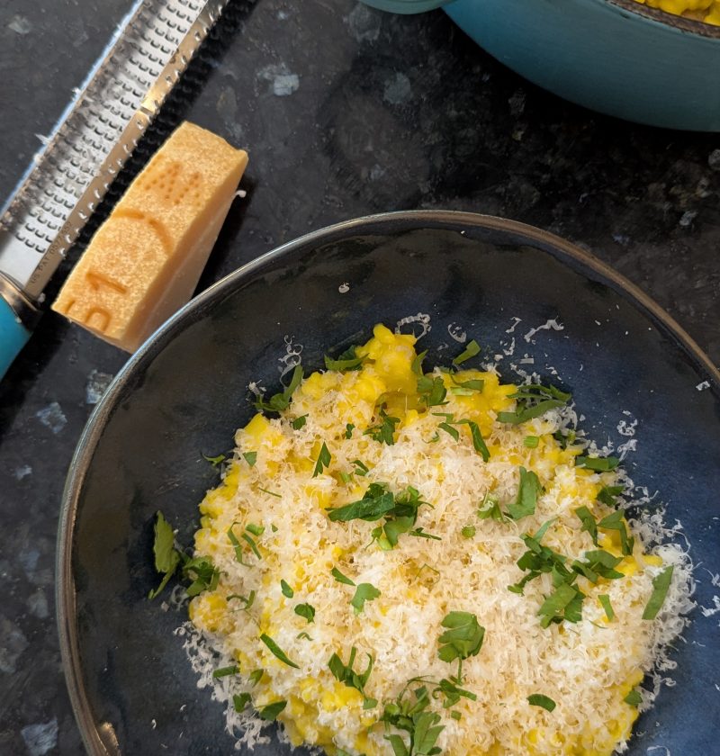 Risotto au safran et pétoncles dans une assiette bleue