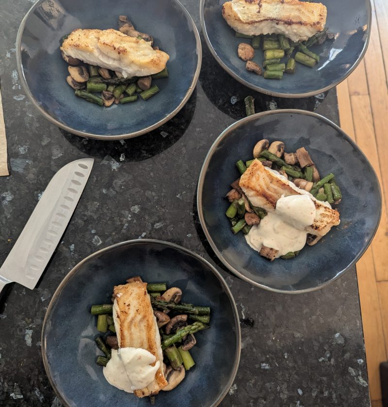 lieu noir roti recette asperges vertes facile sur assiette bleue