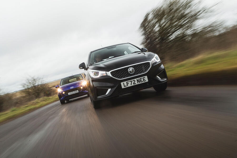 Hyundai i10 following MG 3 &ndash; front