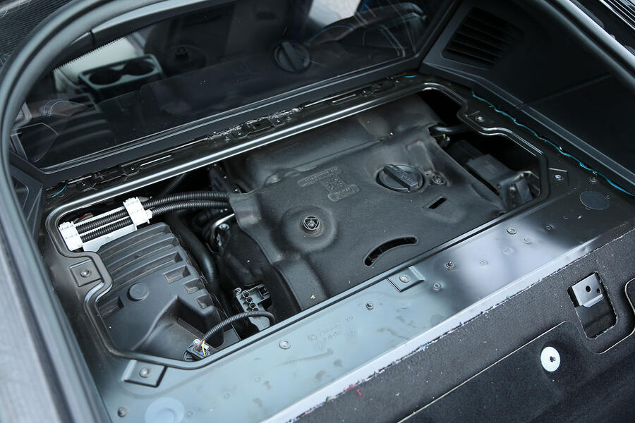 Bmw i8 engine bay