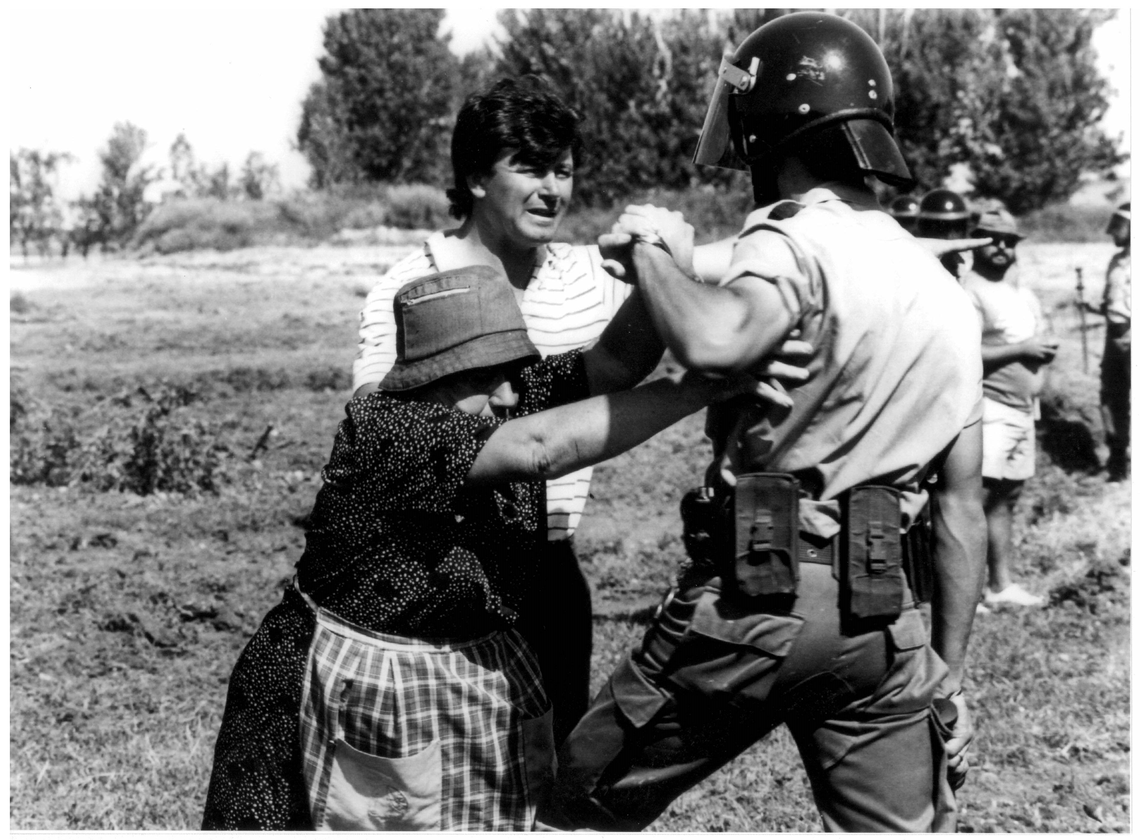 Esther Remacha. "Lluitadores per la terra", 1990. Col·lecció Morera. Dipòsit de la Generalitat de Catalunya. Col·lecció Nacional de Footgrafia, 2022 Esther Remacha. "Lluitadores per la terra", 1990. Col·lecció Morera. Dipòsit de la Generalitat de Catalunya. Col·lecció Nacional de Footgrafia, 2022