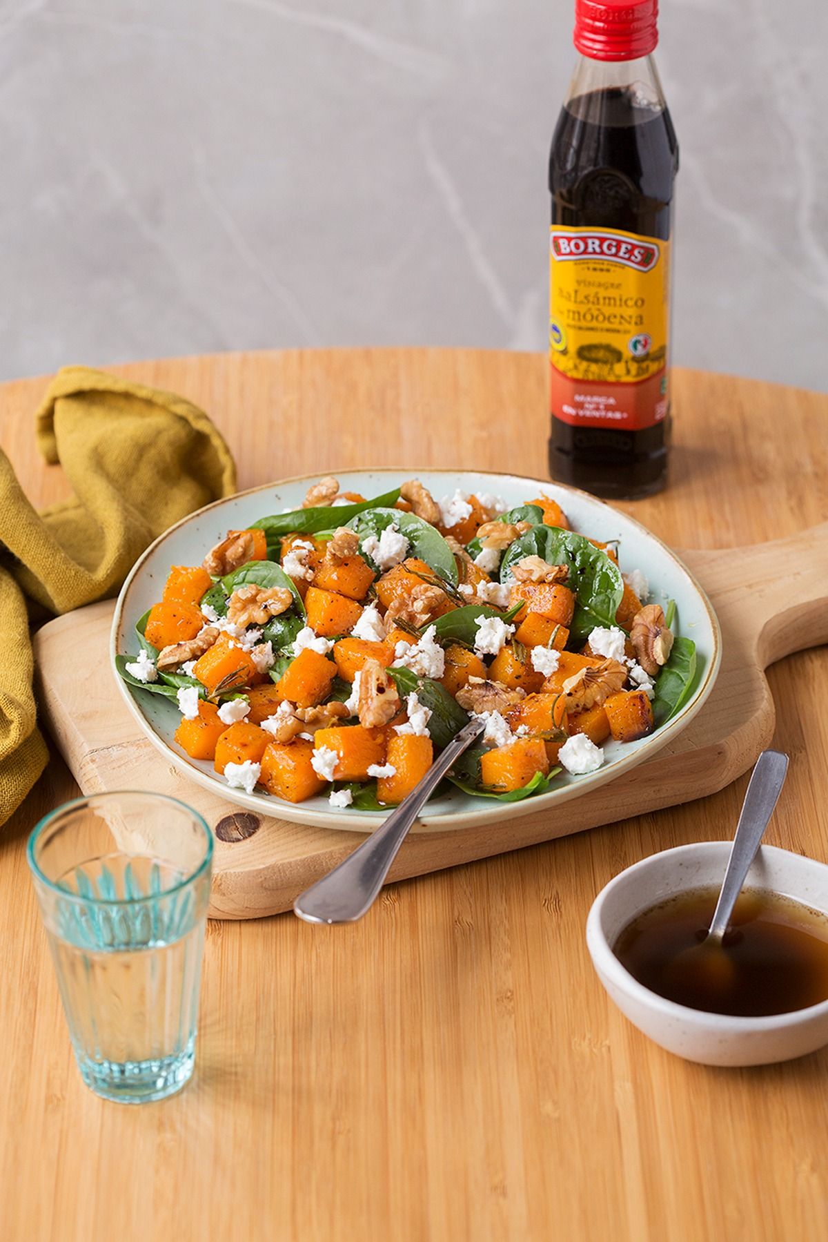 Amanida tèbia de carbassa al forn i formatge feta Amanida tèbia de carbassa al forn i formatge feta