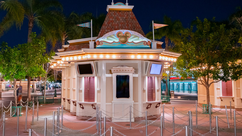 Disneyland ticket booth closed empty lines