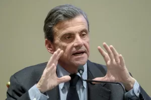 Calenda: “Senza la classe media la democrazia non regge. Urso inadeguato ma il campo largo sta insieme solo perché è anti-Meloni” Calenda: “Senza la classe media la democrazia non regge. Urso inadeguato ma il campo largo sta insieme solo perché è anti-Meloni”