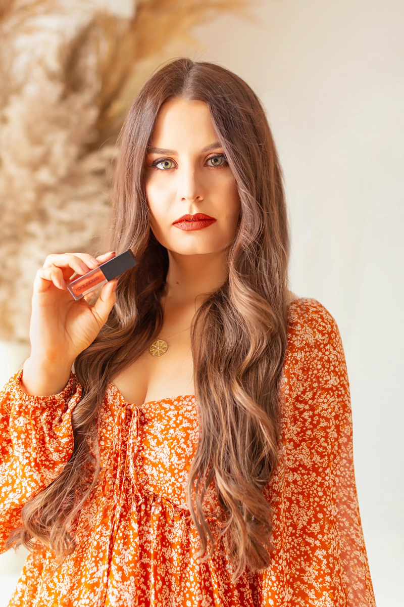 My Top 5 Pumpkin Spice Lipsticks | JustineCelinaβs favourite fall lipsticks | The Best Pumpkin Spice Lipsticks for Fall | Fall 2020 Lipstick Trends | Smashbox Always On Matte Liquid Lipstick in Out Loud Photos Review Swatches and Dupes | Light / Medium Skintone | The Best Luxury Fall Lipsticks | The Best Pumpkin Spice Lipsticks for Fall | Brunette woman wearing an orange floral dress and a fall lipstick with a pampas grass arrangement | Calgary Beauty Blogger // JustineCelina.com