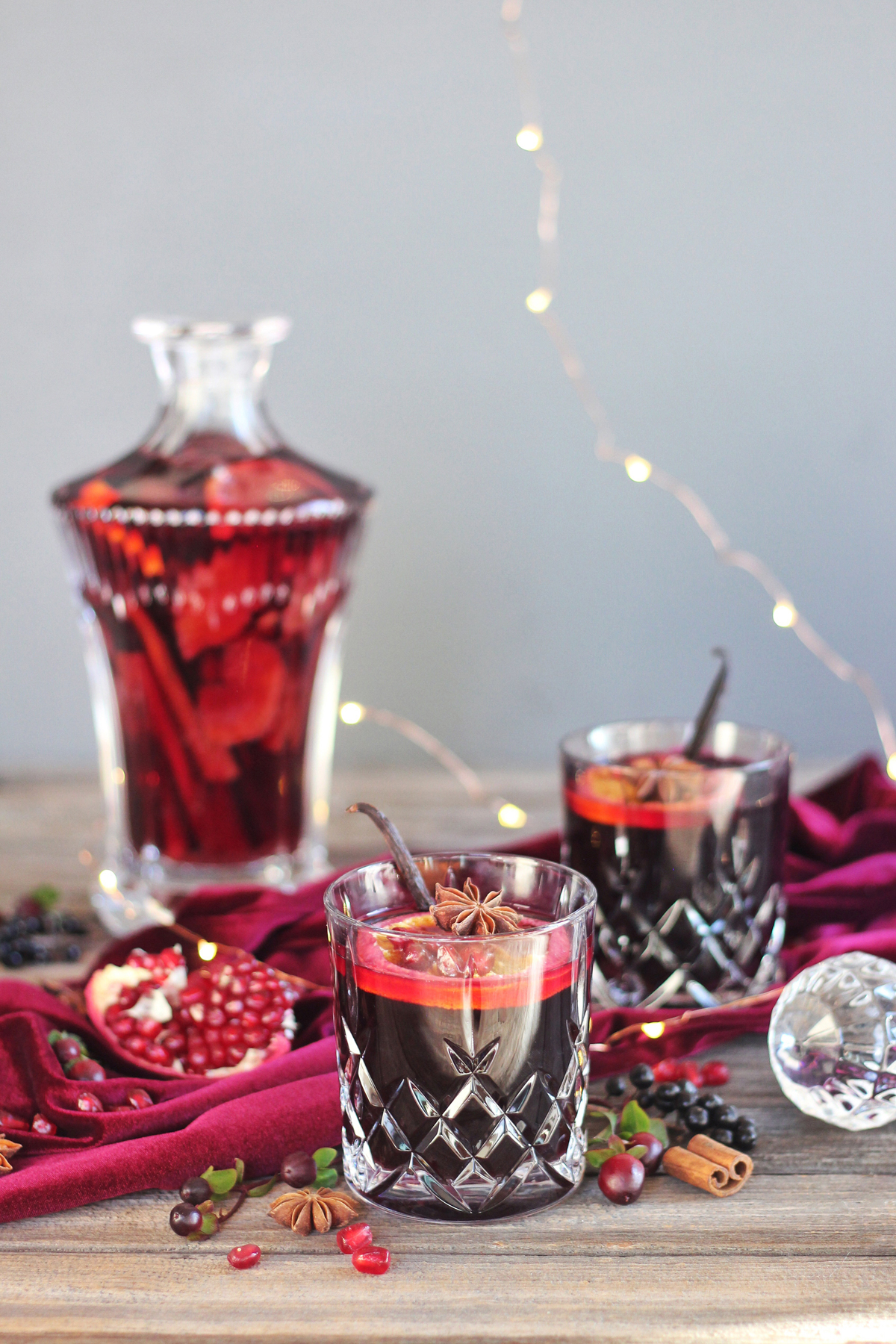 5 Cozy Fall Cocktail and Sangria Recipes | JustineCelinaβs Best Fall Cocktail and Sangria Recipes | Vanilla Pomegranate Mulled Wine | Warm Cocktails for Fall l Modern Holiday Mulled Wine Recipe | Pomegranate Cocktails for Fall | Warm Alcoholic Drinks for Fall | Fall Party Drinks | Fall Cocktails for a Crowd | Fall Cocktails for a Party | Cocktail Photographer and Stylist | Calgary Blogger // JustineCelina.com