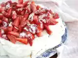 Receta Pavlova crujiente y esponjosa con fresas